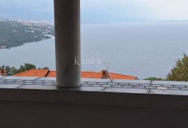 Opatija, okolica, obiteljska kuća s garažom i pogledom na Kvarner, Opatija, بيت