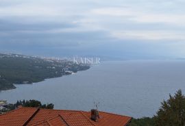 Opatija, okolica, obiteljska kuća s garažom i pogledom na Kvarner, Opatija, Haus