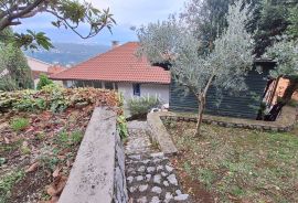 Opatija, okolica, obiteljska kuća s garažom i pogledom na Kvarner, Opatija, Maison