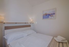 Klimno, otok Krk - apartman 63m2, 1. red do mora, Dobrinj, شقة