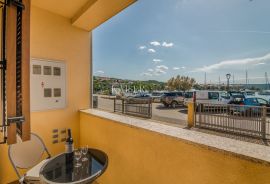 Klimno, otok Krk - apartman 51m2, 1. red do mora, Dobrinj, شقة