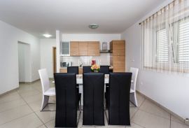 Vrbnik, otok Krk- apartman 93m2 s pogledom na more, Vrbnik, شقة