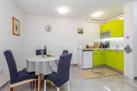 Malinska, Otok Krk- Apartman 40m2 s uređenom okućnicom, Malinska-Dubašnica, Daire