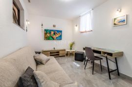 Malinska, Otok Krk- Apartman 40m2 s uređenom okućnicom, Malinska-Dubašnica, Wohnung