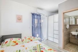 Pinezići, Otok Krk- adaptirana kamena kuća 145m2 s bazenom, Krk, House