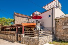 Pinezići, Otok Krk- adaptirana kamena kuća 145m2 s bazenom, Krk, House