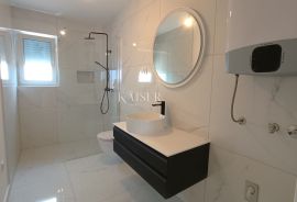 Malinska, Otok Krk- stan 107m2 s pogledom na more, Malinska-Dubašnica, Appartment