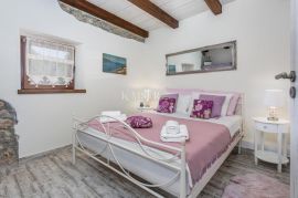 Otok Krk, okolica Krka - adaptirana kamena kuća 80m2, Krk, Casa