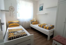 Krk okolica- kuća 200m2 na mirnoj lokaciji s bazenom, Krk, House