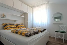 Krk okolica- kuća 200m2 na mirnoj lokaciji s bazenom, Krk, Haus