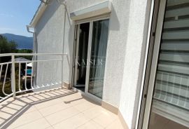 Krk okolica- kuća 200m2 na mirnoj lokaciji s bazenom, Krk, House