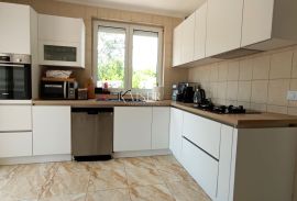 Krk okolica- kuća 200m2 na mirnoj lokaciji s bazenom, Krk, House