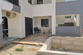 Rab-Prekrasan stan 180m2 s bazenom s pogledom na more, Rab, بيت