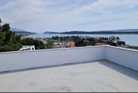 Penthouse sa krovnom terasom i pogledom na more , na otoku Rabu, Rab, بيت