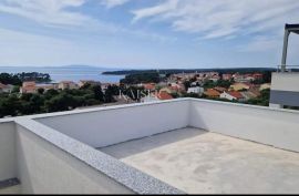 Penthouse sa krovnom terasom i pogledom na more , na otoku Rabu, Rab, Maison