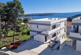 Rab- Penthouse sa krovnom terasom i pogledom na more , na otoku Rabu, Rab, Дом