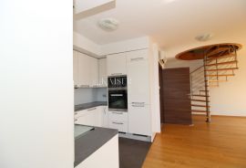 LOVRAN - atraktivan dvoetažni stan 200 m od mora, Lovran, Apartamento