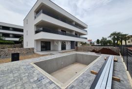 Malinska - apartman 80m2 sa bazenom i okućnicom, Malinska-Dubašnica, Διαμέρισμα