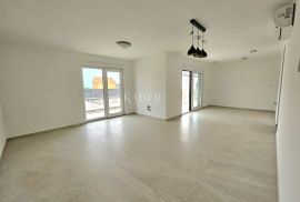 Malinska - apartman 80m2 sa bazenom i okućnicom, Malinska-Dubašnica, Διαμέρισμα