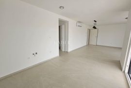 Malinska - apartman 80m2 sa bazenom i okućnicom, Malinska-Dubašnica, Wohnung