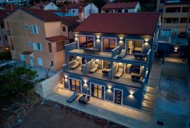 Mali Lošinj - luksuzna kuća sa 6 apartmana, Mali Lošinj, Дом