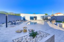 Novi Vinodolski - villa sa bazenom 300m2, Novi Vinodolski, بيت