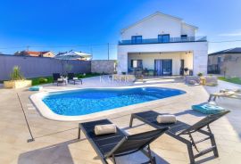 Novi Vinodolski - villa sa bazenom 300m2, Novi Vinodolski, بيت