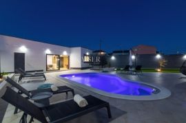 Novi Vinodolski - villa sa bazenom 300m2, Novi Vinodolski, Famiglia