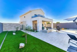 Novi Vinodolski - villa sa bazenom 300m2, Novi Vinodolski, Famiglia