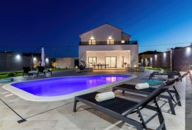 Novi Vinodolski - villa sa bazenom 300m2, Novi Vinodolski, بيت