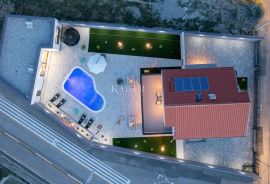 Novi Vinodolski - villa sa bazenom 300m2, Novi Vinodolski, بيت