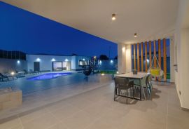 Novi Vinodolski - villa sa bazenom 300m2, Novi Vinodolski, Famiglia