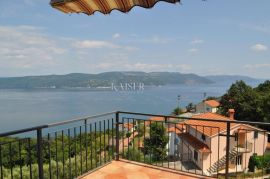 Rabac - kuća s više stambenih jedinica i panoramskim pogledom na more, 368 m2, Labin, House