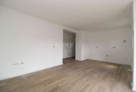 Opatija- Matulji, dva stana 3 SKL i 2 SKL u urednoj zgradi novije gradnje, Matulji, Appartment