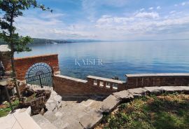 Opatija, ekskluzivan stan na top lokaciji prvi red do mora, Opatija, Appartment