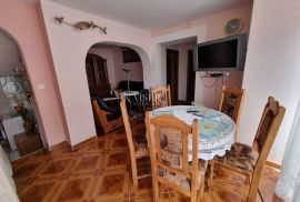 Crikvenica - kuća u centru, 100m2, 2 parkinga, Crikvenica, House