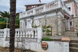 Crikvenica - kuća u centru, 100m2, 2 parkinga, Crikvenica, House