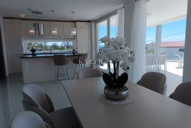 Trget -moderna vila nedaleko mora, 225 m2, Raša, Casa