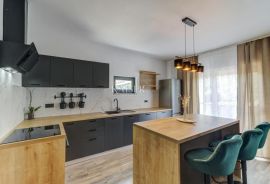 Novi Vinodolski - stan 3S+DB sa velikom okućnicom, Novi Vinodolski, Apartamento