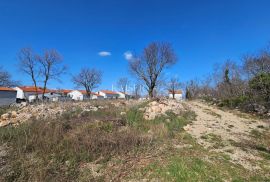 Otok Krk - gradilište za 3 zgrade i 12 stambenih jedinica, Omišalj, Terrain