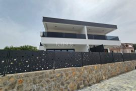 Otok Krk, Malinska - dvojna kuća sa bazenom 156m2, Malinska-Dubašnica, House