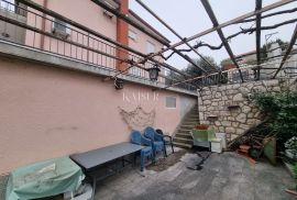 Novi Vinodolski, centar - kuća 250m2 sa velikom okućnicom, Novi Vinodolski, House