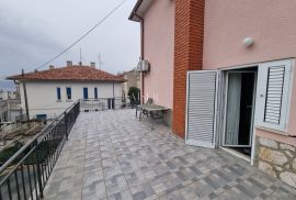 Novi Vinodolski, centar - kuća 250m2 sa velikom okućnicom, Novi Vinodolski, Famiglia