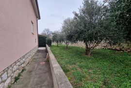 Novi Vinodolski, centar - kuća 250m2 sa velikom okućnicom, Novi Vinodolski, Maison