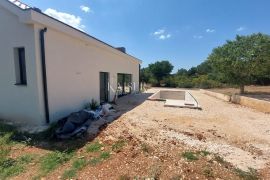 Zadar, okolica - roh bau kuća sa bazenom 101m2, Nin, بيت