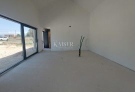 Zadar, okolica - roh bau kuća sa bazenom 101m2, Nin, House