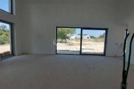 Zadar, okolica - roh bau kuća sa bazenom 101m2, Nin, Casa