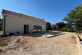 Zadar, okolica - roh bau kuća sa bazenom 101m2, Nin, Дом