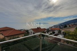 Opatija, kuća iznad centra Opatije s tri stana, bazenom i pogledom, Opatija, House