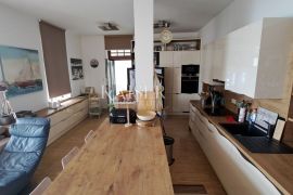 Opatija, dvoetažni stan prvi red do mora, Opatija, Appartment